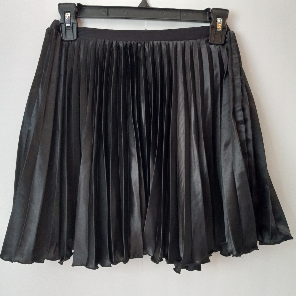 H&M Shiny Black Pleated Skirt